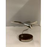 A CHROME MODEL OF CONCORDE ON A WOODEN PLINTH HEIGHT 17CM