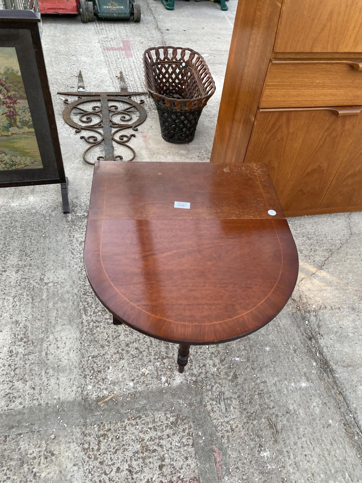 A MODERN MAHOGANY AND INLAID OCCASIONAL TABLE - Image 2 of 2