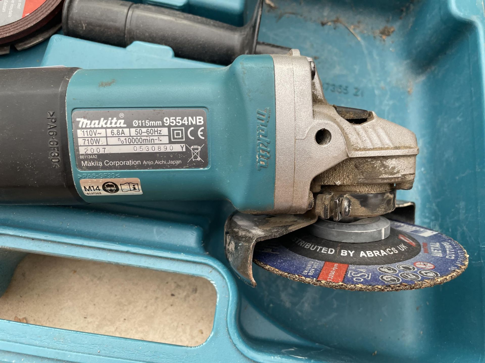 A CASED MAKITA ANGLE GRINDER WITH 110V PLUG AND SPARE CUTTING DISCS TO ALSO INCLUDE A 110V - Image 2 of 3