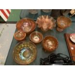 AN AMOUNT OF IRRIDESCENT ORANGE CARNIVAL GLASS TO INCLUDE BOWLS, ETC