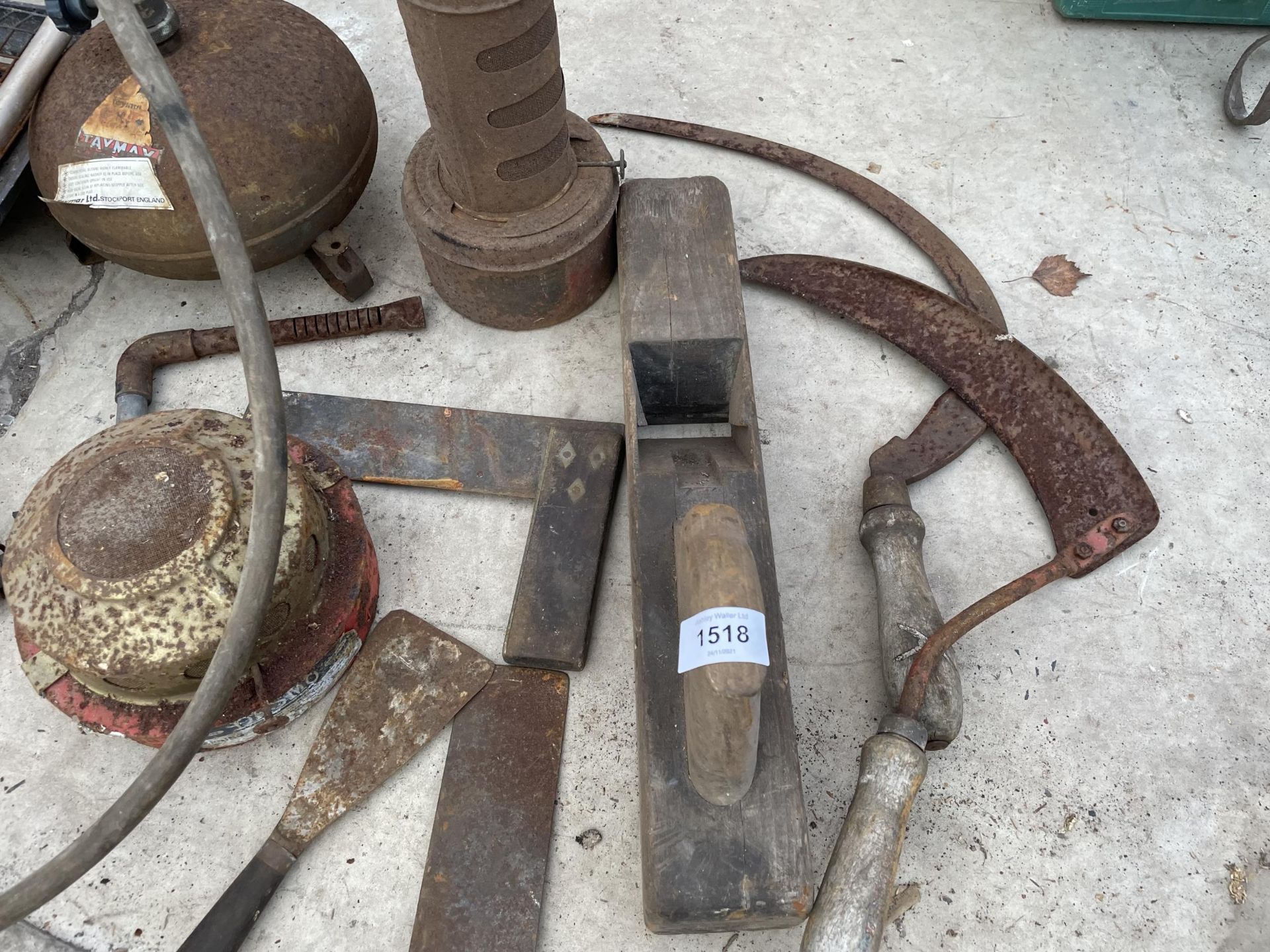 AN ASSORTMENT OF VINTAGE ITEMS TO INCLUDE A BRASS COAL BUCKET, A KETTLE AND TWO BILL HOOKS ETC - Image 2 of 3