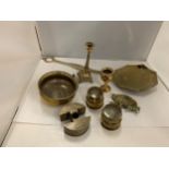 AN AMOUNT OF BRASS ITEMS TO INCLUDE A SKILLET, CANDLESTICK, ETC