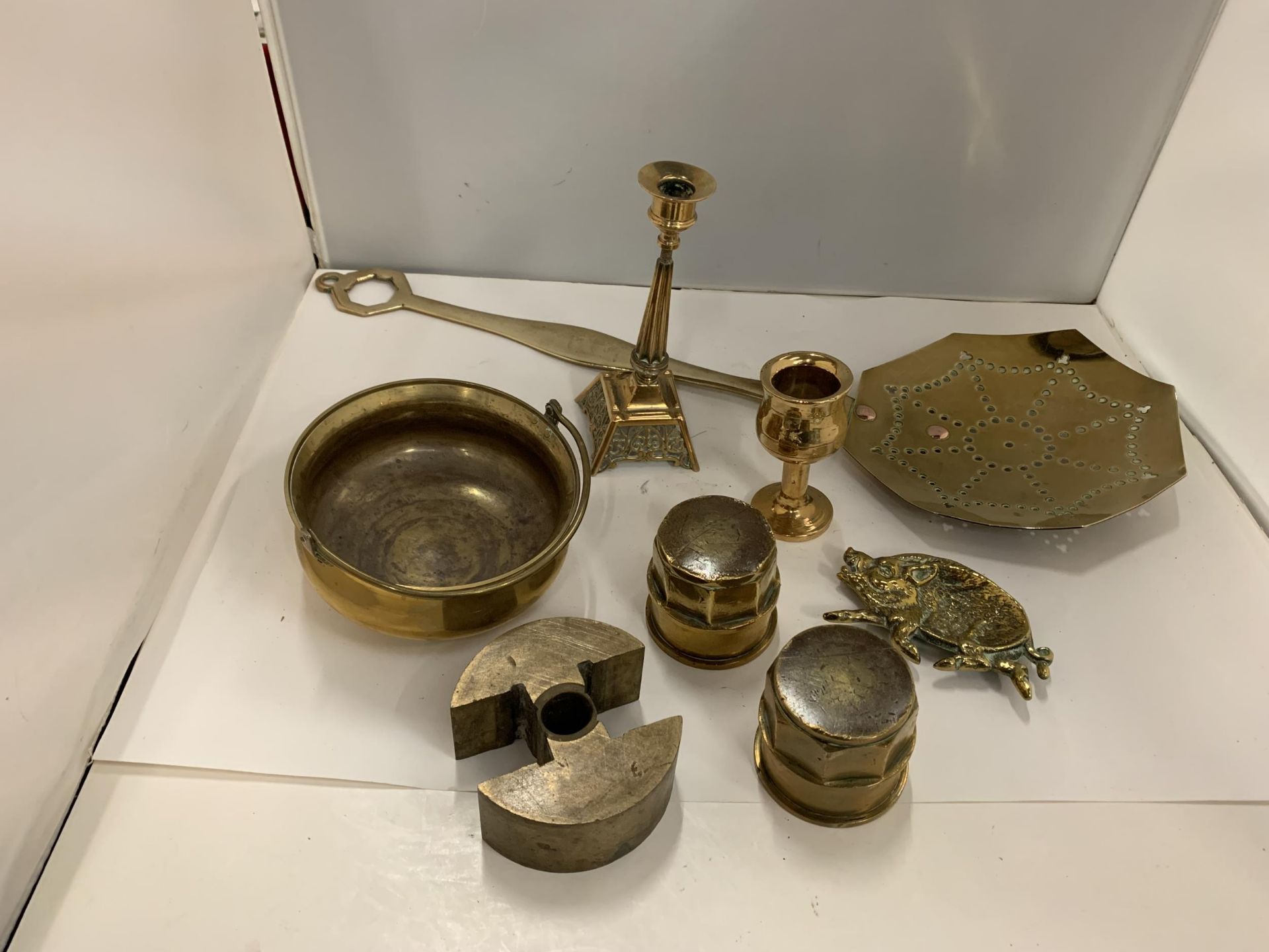 AN AMOUNT OF BRASS ITEMS TO INCLUDE A SKILLET, CANDLESTICK, ETC