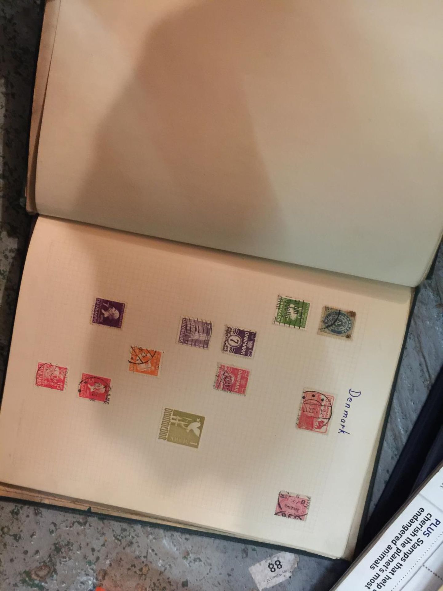 A QUANTITY OF STAMP ALBUMS WITH STAMPS FROM AROUND THE WORLD TO INCLUDE CEYLON, SYRIA, GREECE, NEW - Image 2 of 4