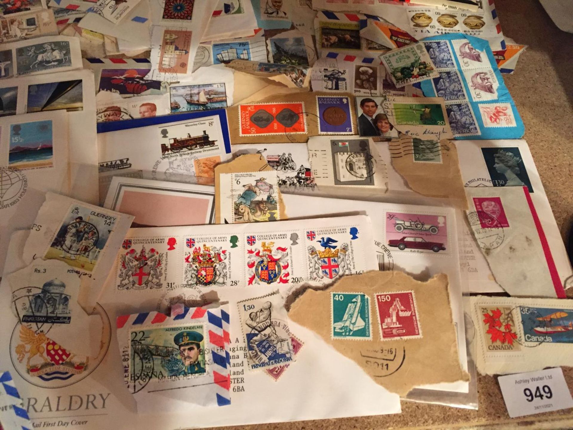 A QUANTITY OF FIRST DAY COVERS AND LOOSE STAMPS - Image 3 of 5