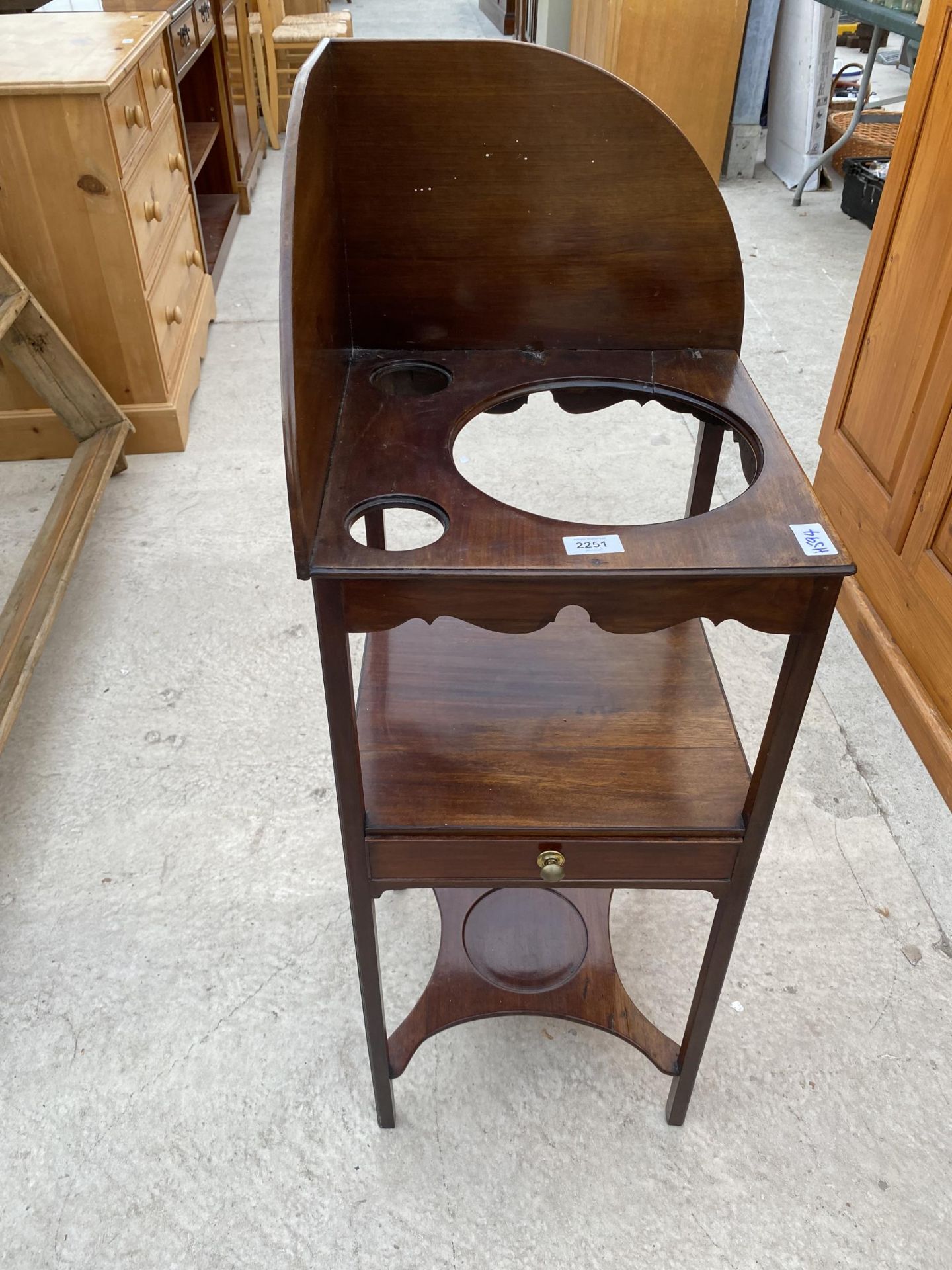 A GEORGIAN MAHOGANY CORNER WASHSTAND WITH SINGLE DRAWER