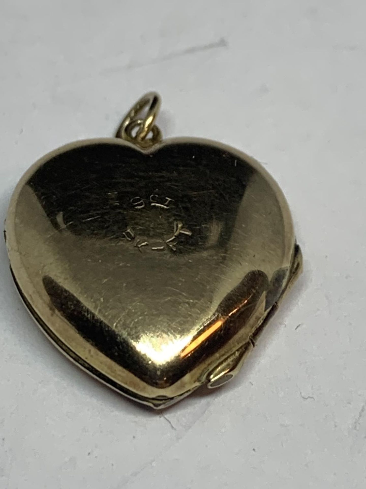 A 9 CARAT GOLD HEART SHAPED LOCKET WITH VINTAGE PHOTOGRAPHS GROSS WEIGHT 3.5 GRAMS - Image 2 of 3