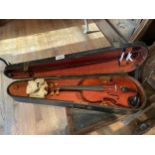 A CASED EARLY 20TH CENTURY CHILDS VIOLIN, 29CM TWO PIECE BACK