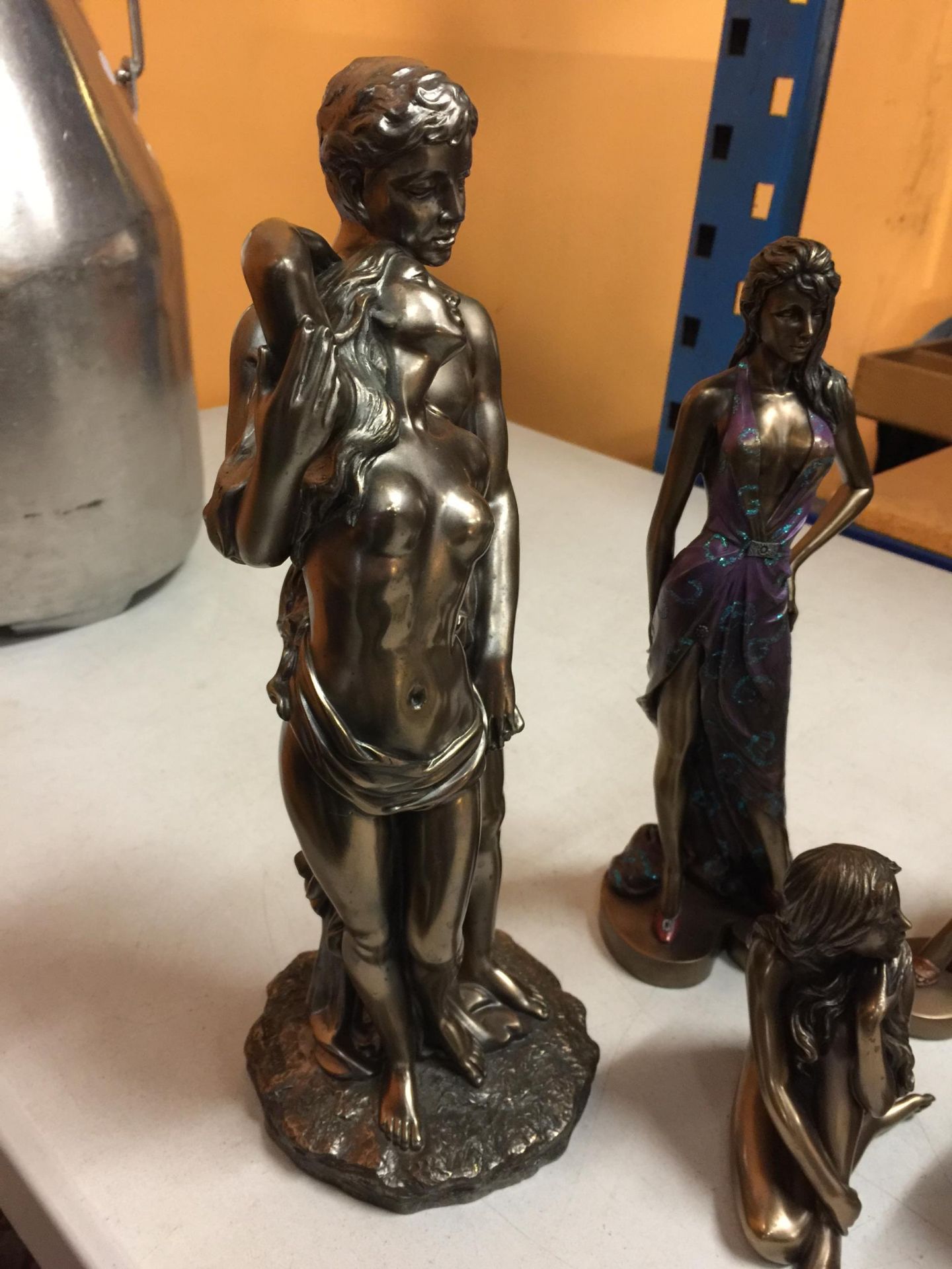 A COLLECTION OF SIX BRONZE EFFECT FIGURES TO INCLUDE TWO EMBRACING COUPLES (ONE BASE A/F), TWO - Image 2 of 7