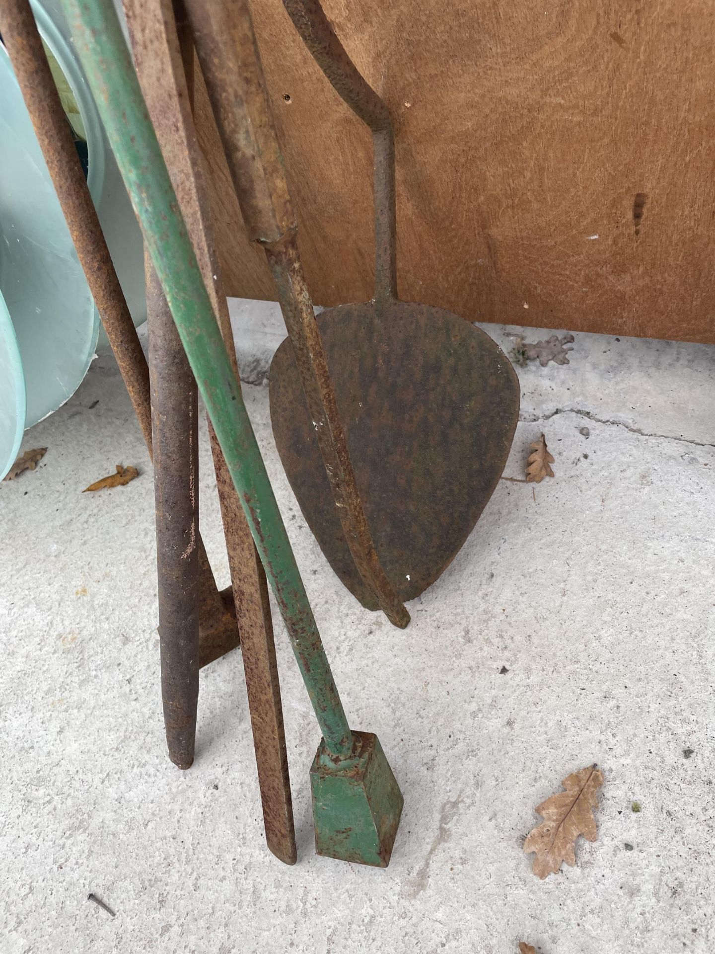 AN ASSORTMENT OF VINTAGE TOOLS TO INCLUDE A CROWBAR, SASH CLAMP AND PEAT SPADE ETC - Image 2 of 2