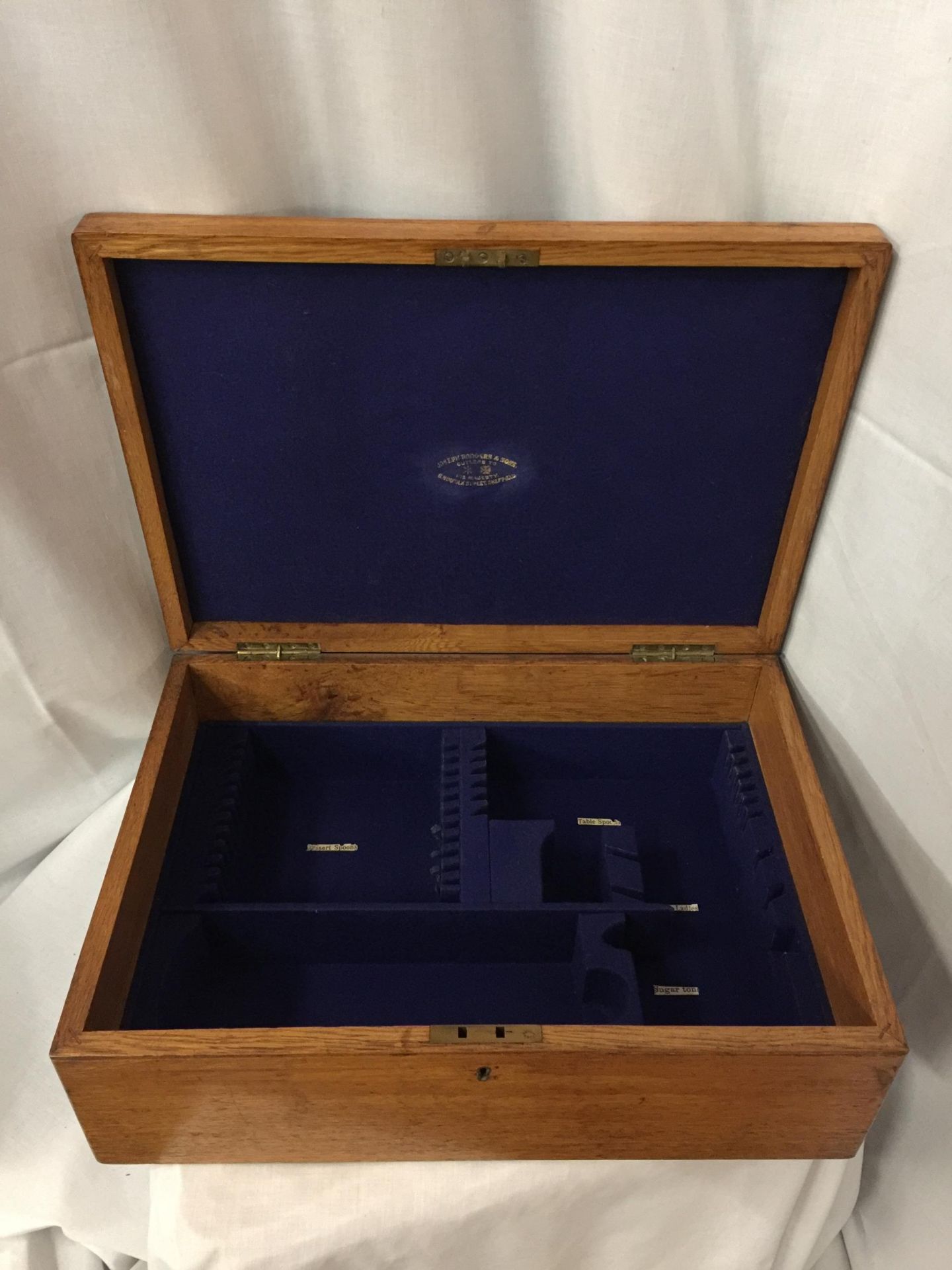 A LARGE THREE LEVEL OAK CANTEEN OF CUTLERY BOX WITH BRASS HANDLES AND TWO KEYS, BRASS PRESENTATION - Image 6 of 8