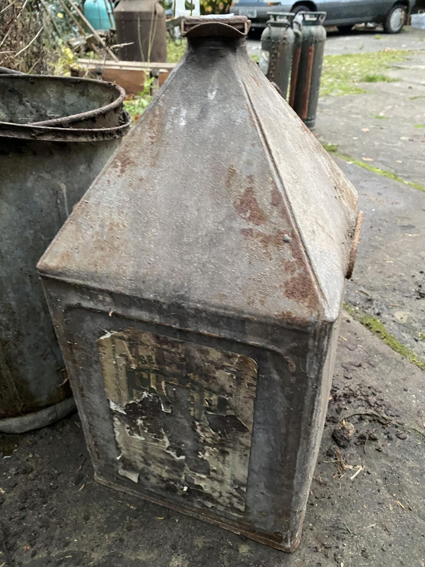 A LARGE VINTAGE FUEL DRUM AND A FURTHER GALVANISED BUCKET - Image 3 of 5