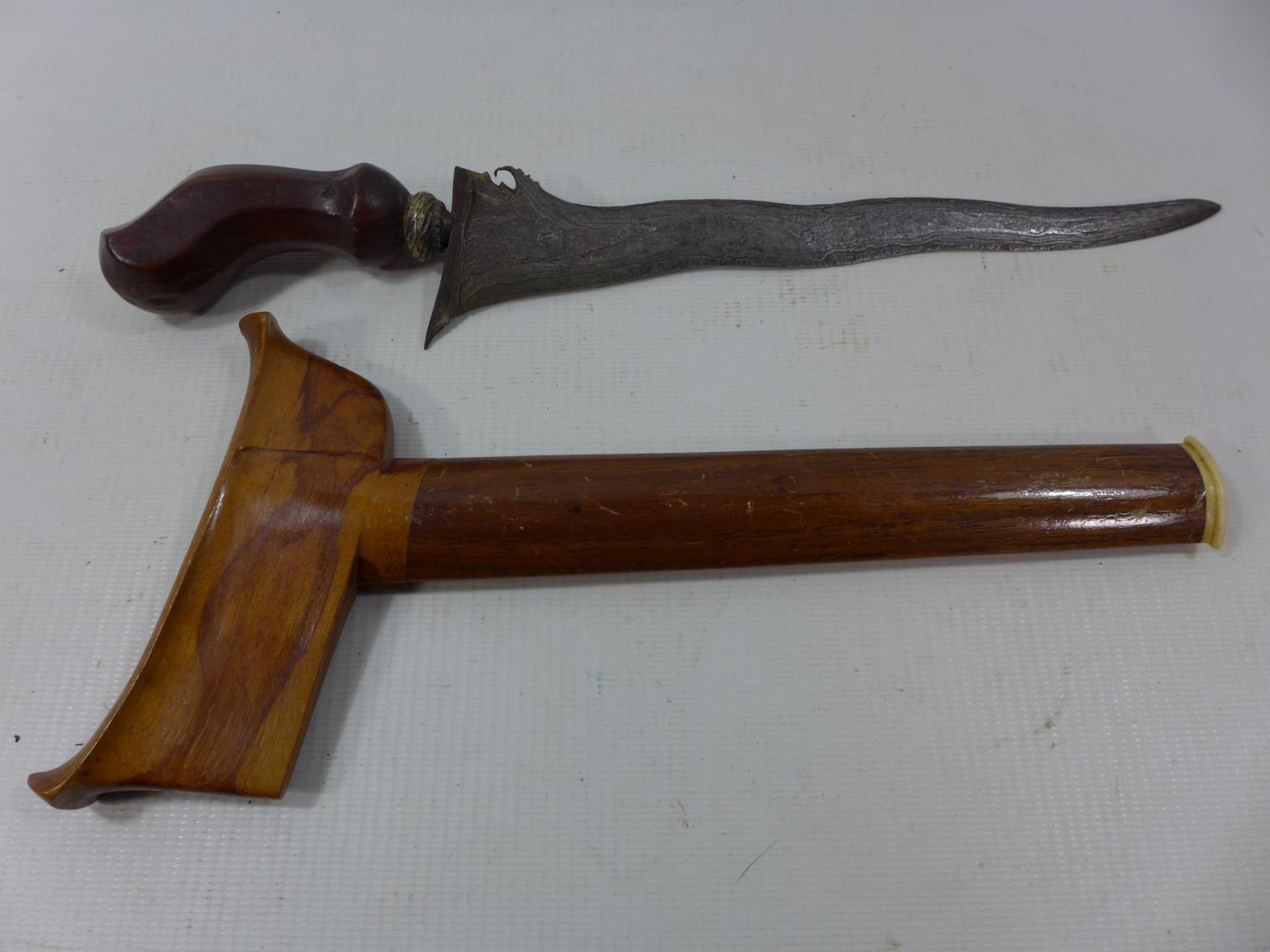 A BALANISE KRIS, 21CM WAVY BLADE, WOODEN GRIP AND SCABBARD - Image 2 of 3