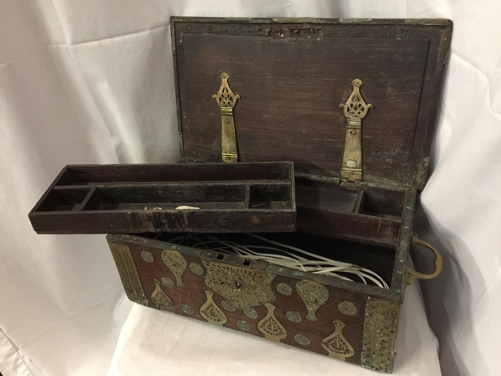 A DUTCH EAST INDIES PADOUK WOOD TRAVELLING BOX WITH BRASS DECORATION AND HANDLES - Image 5 of 5