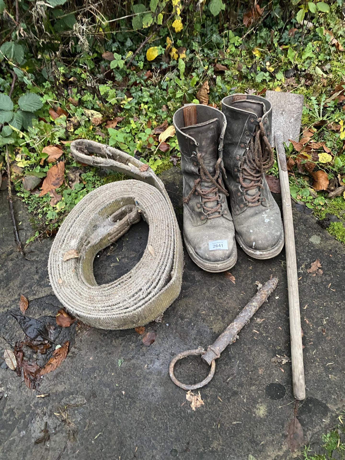 AN ASSORTMENT OF ITEMS TO INCLUDE WORK BOOTS, TOW ROPE AND SMALL FIRE SHOVEL ETC