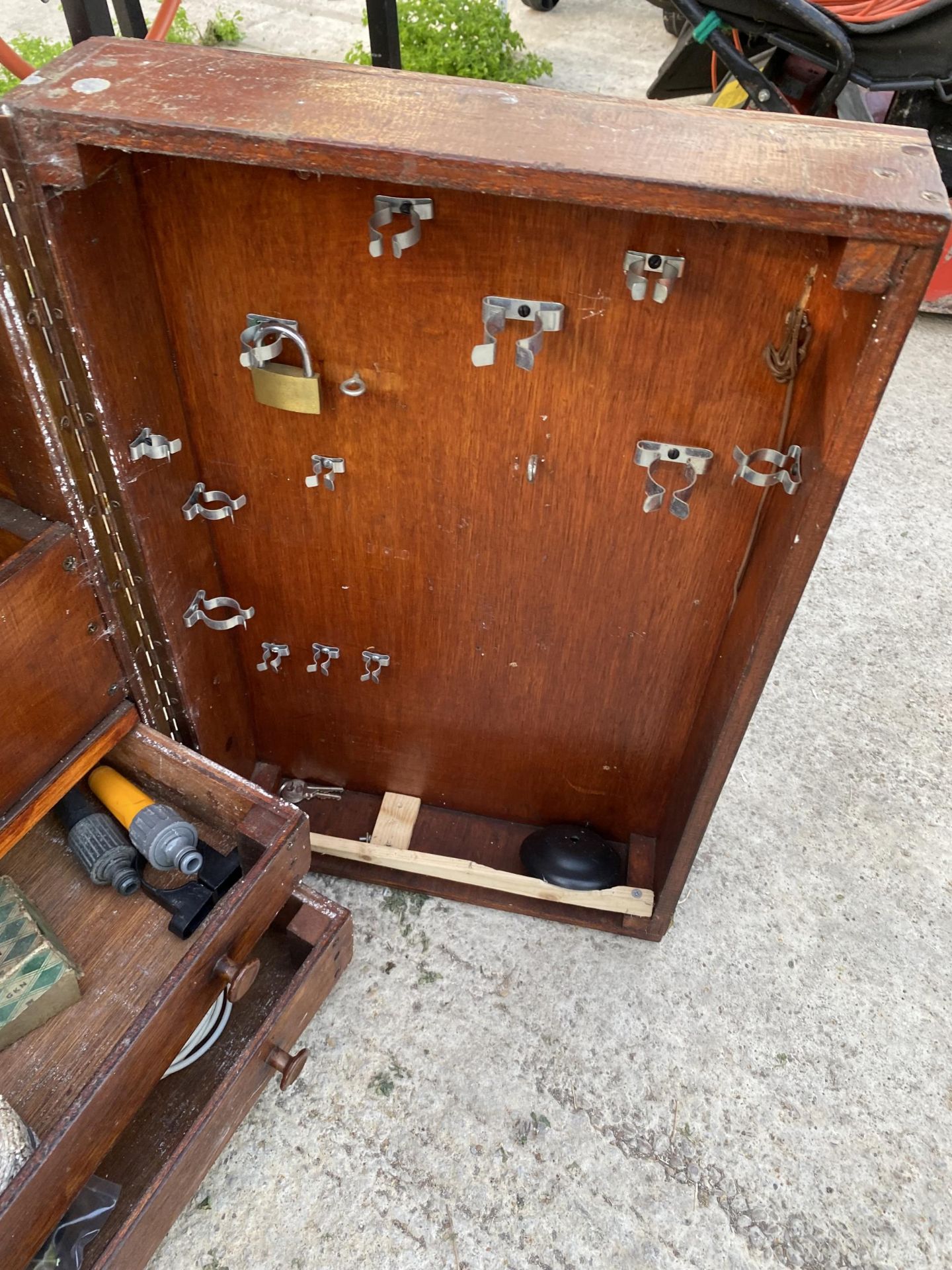 A LARGE VINTAGE WOODEN JOINERS CHEST WITH AN ASSORTMENT OF TOOLS - Image 3 of 3