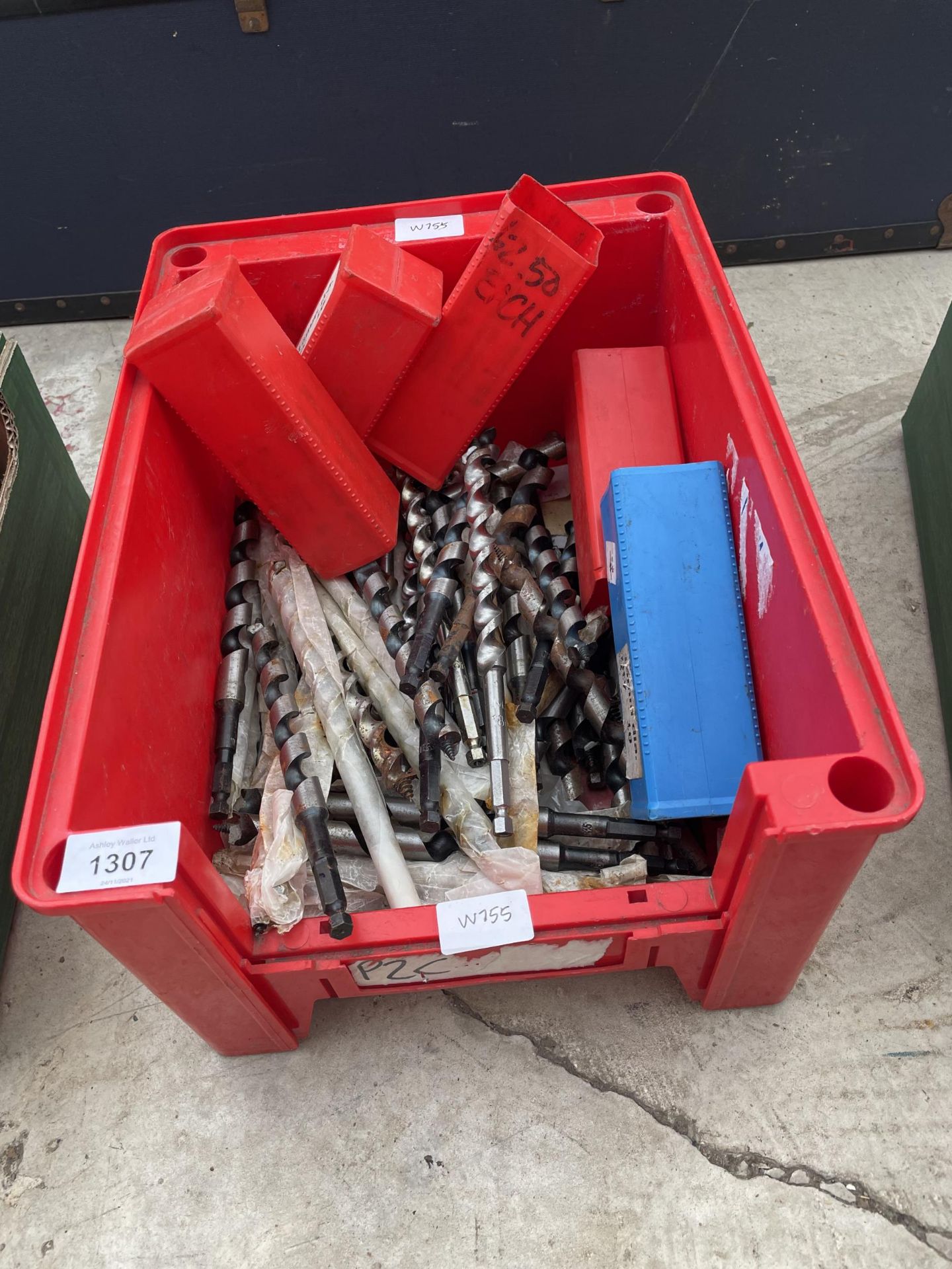 A LARGE ASSORTMENT OF VARIOUS SIZED DRILL BITS