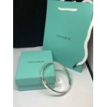 A MARKED 925 FASHION BANGLE WITH PRESENTATION BOX AND BAG GROSS WEIGHT 27.9 GRAMS