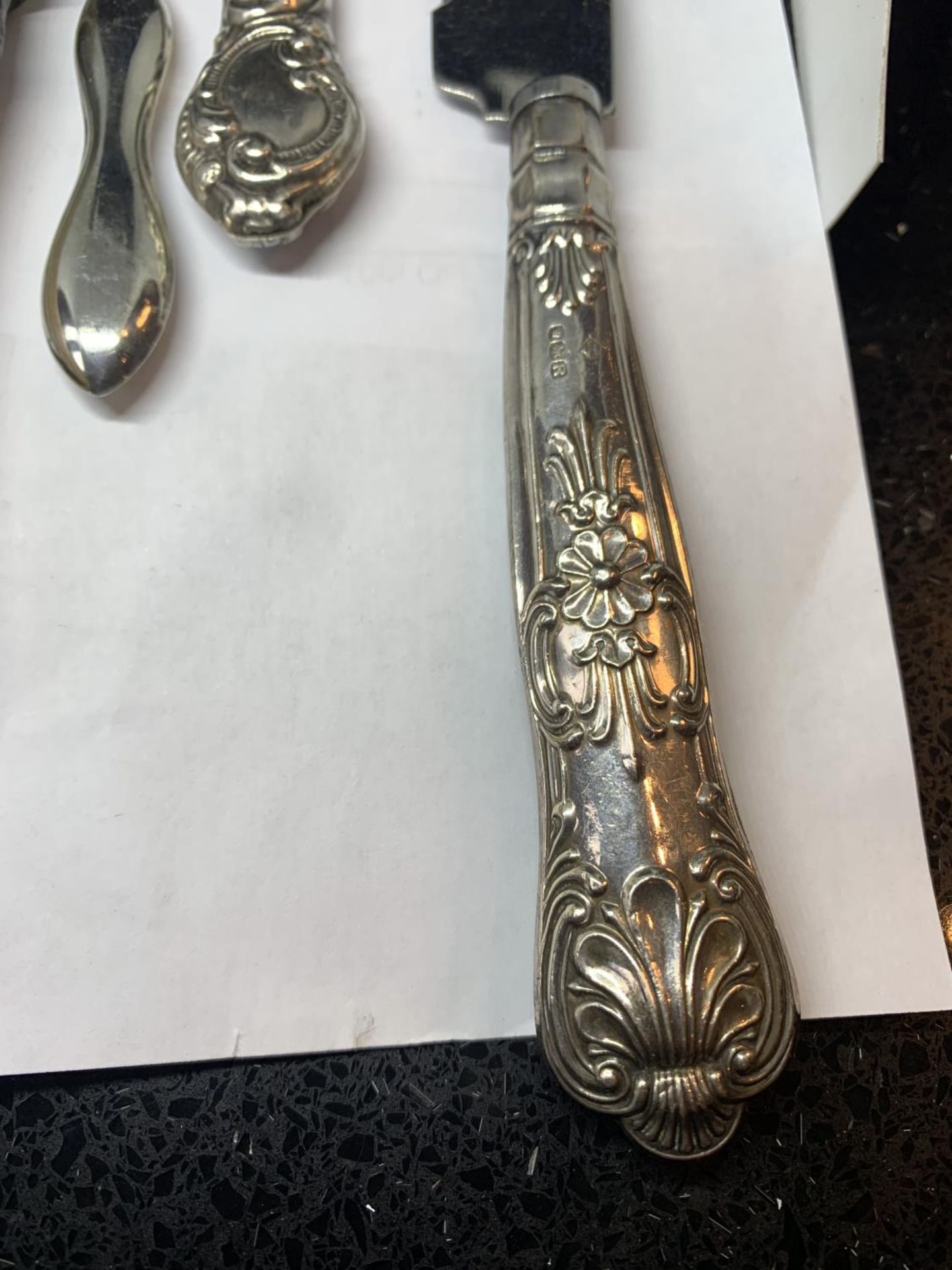 SEVEN HALLMARKED SILVER HANDLED ITEMS TO INCLUDE KNIVES, BUTTON HOOKS ETC - Image 4 of 4