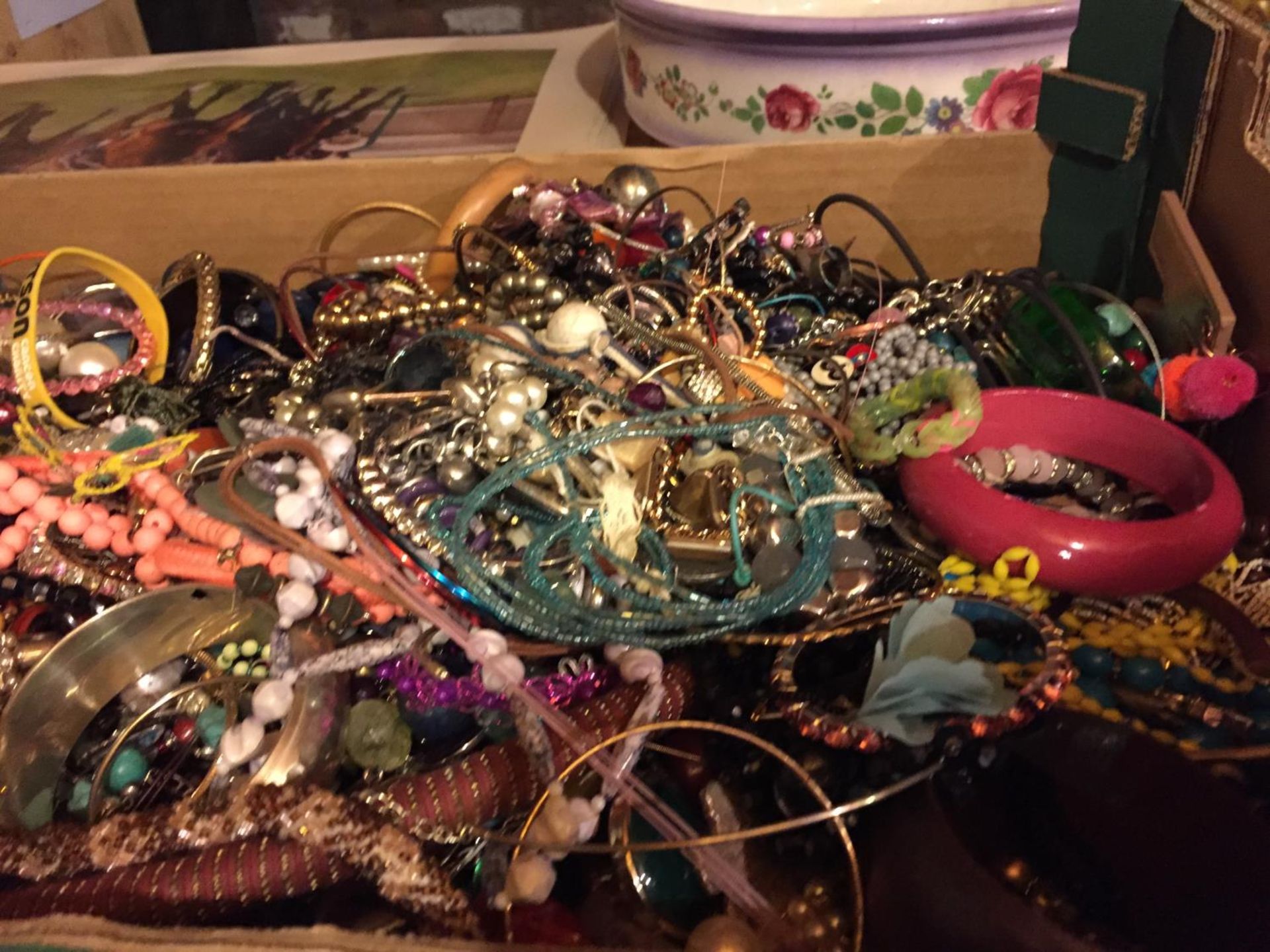 A LARGE QUANTITY OF COSTUME JEWELLERY TO INCLUDE BEADED NECKLACES AND BANGLES ETC - Image 3 of 5