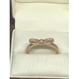 A 14K GOLD ON SILVER PANDORA RING WITH CLEAR STONES AND A PRESENTATION BOX