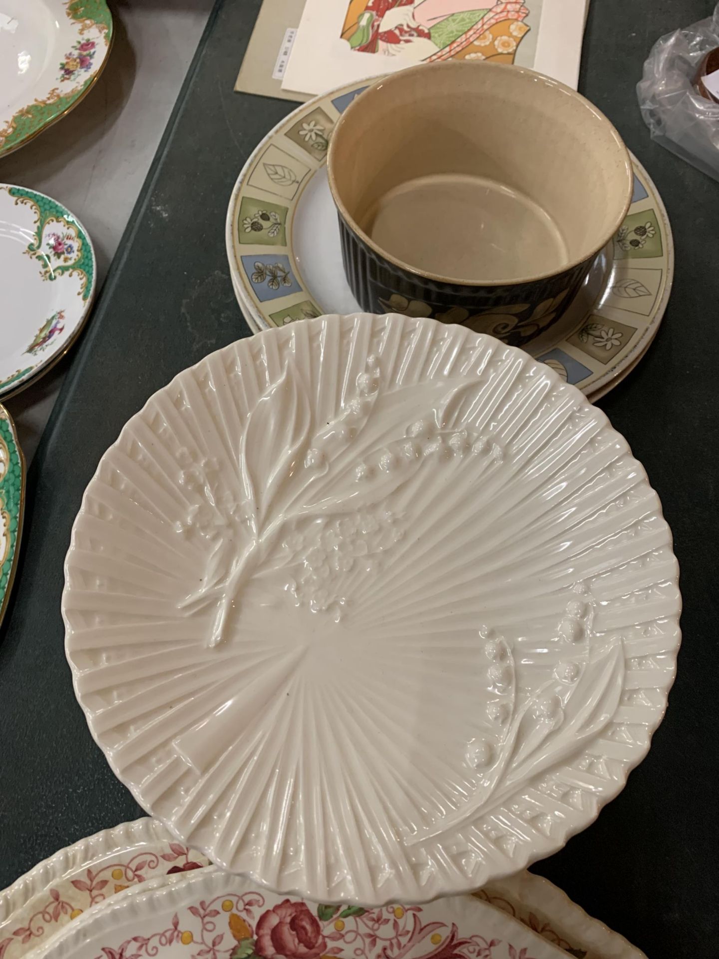 A QUANTITY OF ITEMS TO INCLUDE PLATES, A CAKE STAND,AND A PRINT OF AN ORIENTAL LADY - Image 3 of 4