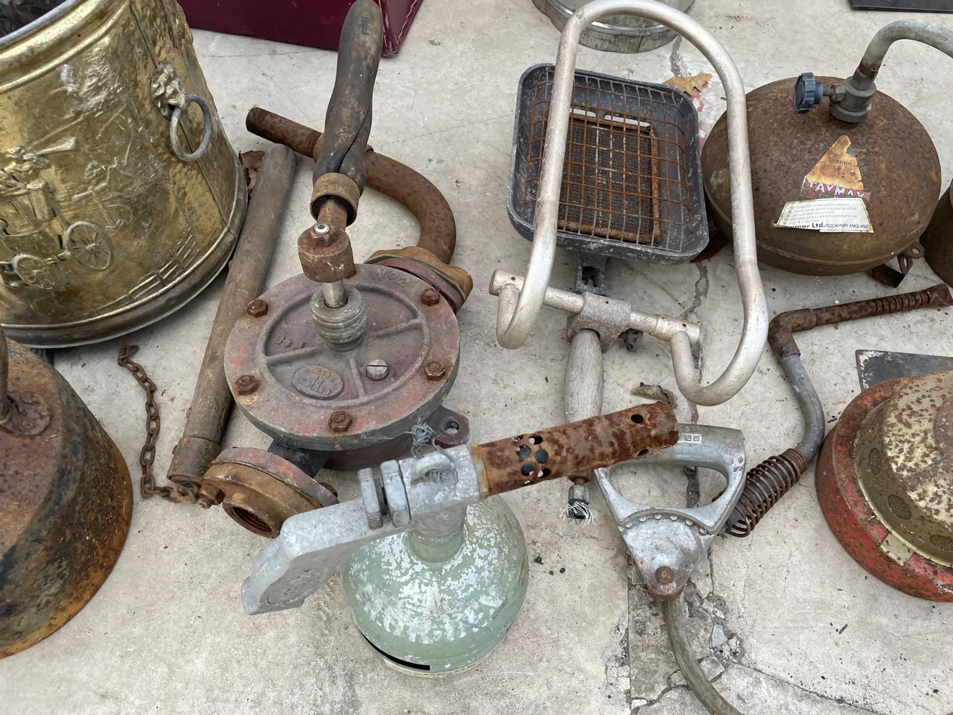 AN ASSORTMENT OF VINTAGE ITEMS TO INCLUDE A BRASS COAL BUCKET, A KETTLE AND TWO BILL HOOKS ETC - Image 3 of 3