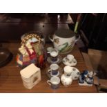A QUANTITY OF ITEMS TO INCLUDE A LARGE ROYAL WORCESTER EVESHAM LIDDED TUREEN AND BOWL, CUPS,