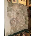 A LARGE AMOUNT OF CLEAR GLASSWARE TO INCLUDE HEART SHAPED DISHES, COMMEMORATIVE TUMBLERS, CAKE