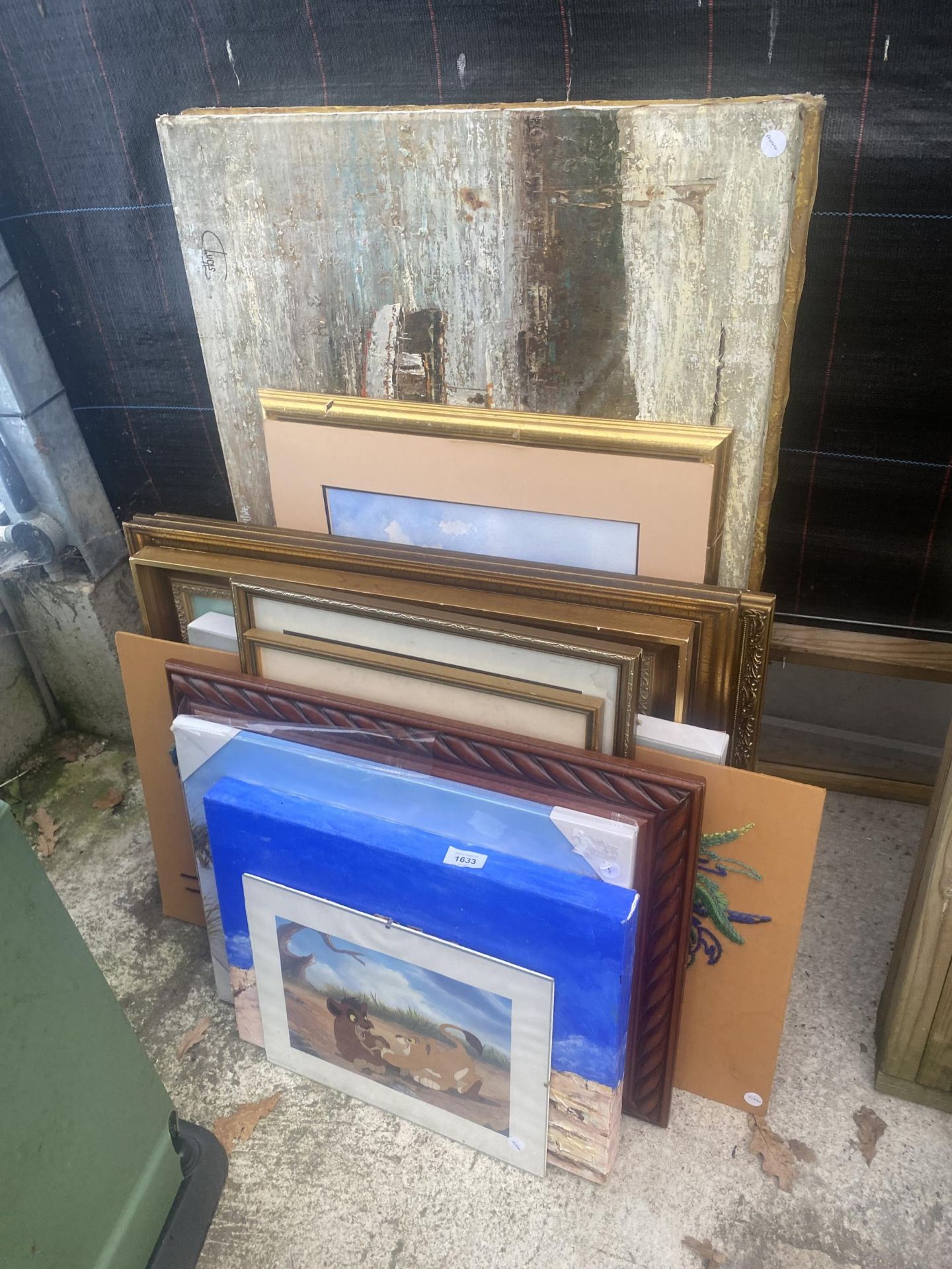 AN ASSORTMENT OF FRAMED AND UNFRAMED PRINTS AND PICTURES