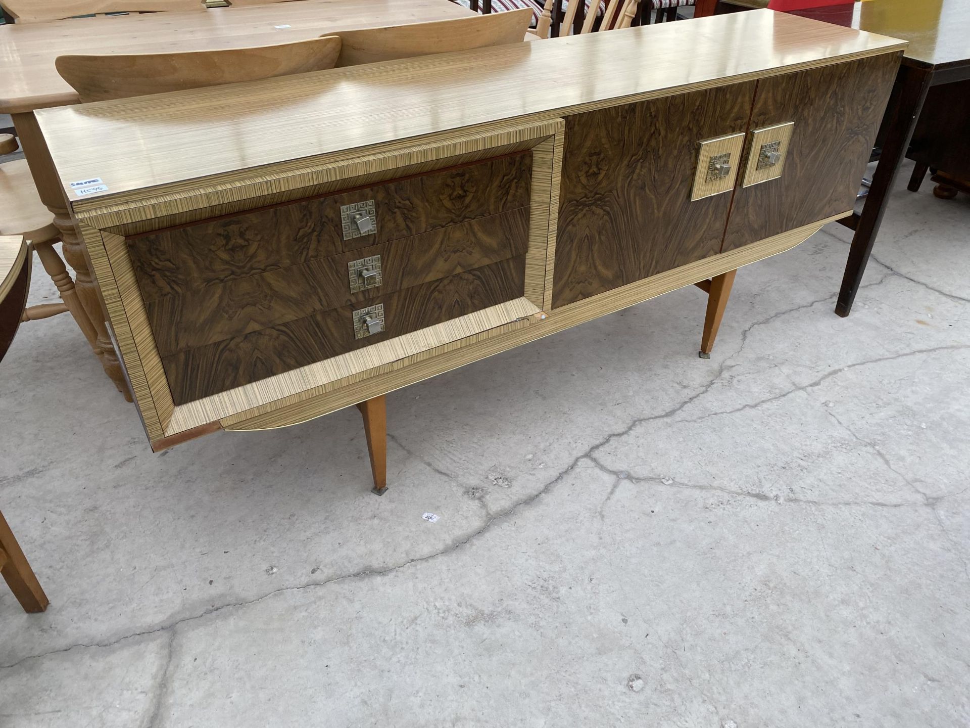 A RETRO DINING ROOM SUITE COMPRISING A PARTLY WALNUT EFFECT SIDEBOARD 71" WIDE, DROP-LEAF DINING - Image 5 of 8