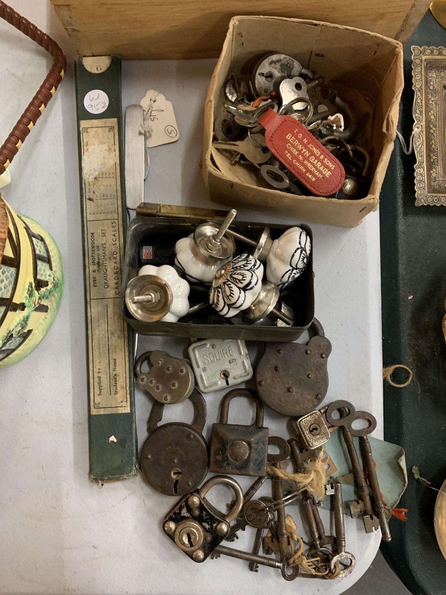 A MIX OF ITEMS TO INCLUDE VINTAGE LOCKS, KEYS, A DRAUGHTSMANS SET OF CARDBOARD SCALES, CERAMIC
