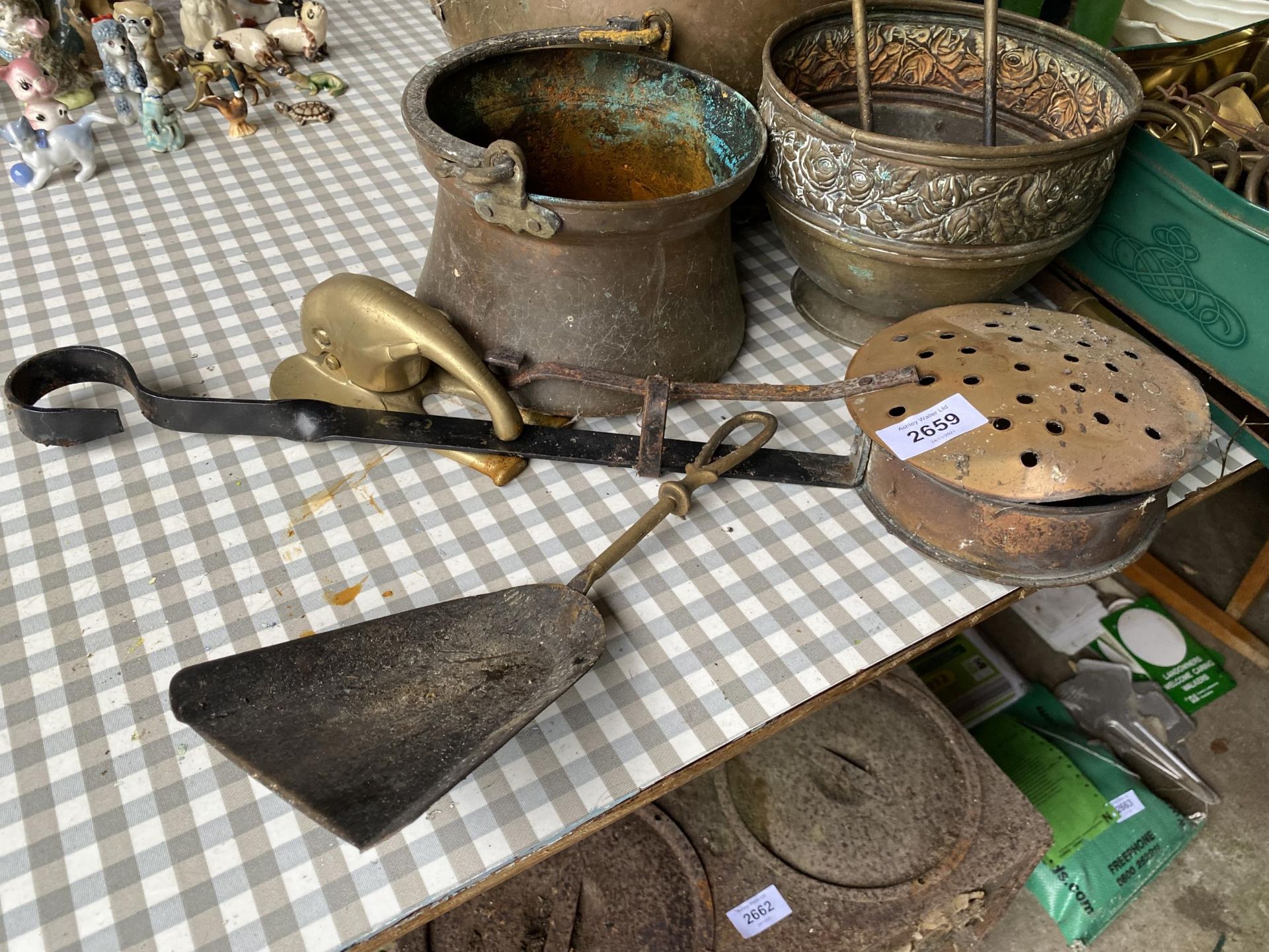 AN ASSORTMENT OF BRASS AND COPPER ITEMS TO INCLUDE A COAL BUCKET, FIRE SIDE ITEMS AND CURTAIN EYES - Image 4 of 4