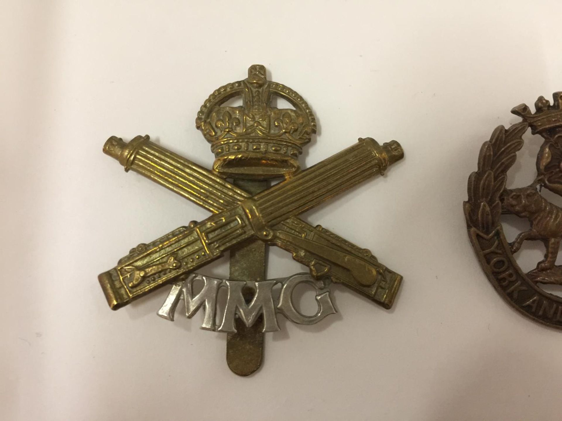 A COLECTION OF SIX MILITARY BADGES TO INCLUDE WOUTH WALES BORDERERS - Image 5 of 5