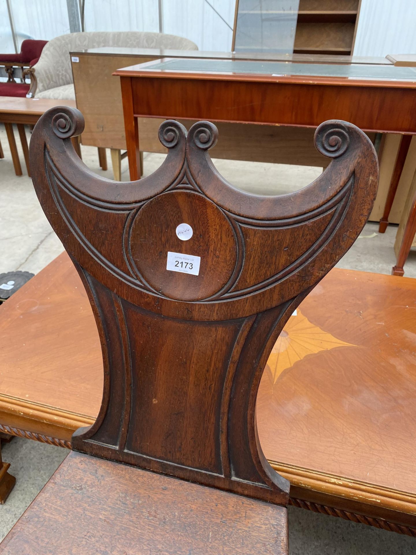A 19TH CENTURY MAHOGANY HALL CHAIR WITH CRESCENT SHAPED TOP - Image 3 of 3