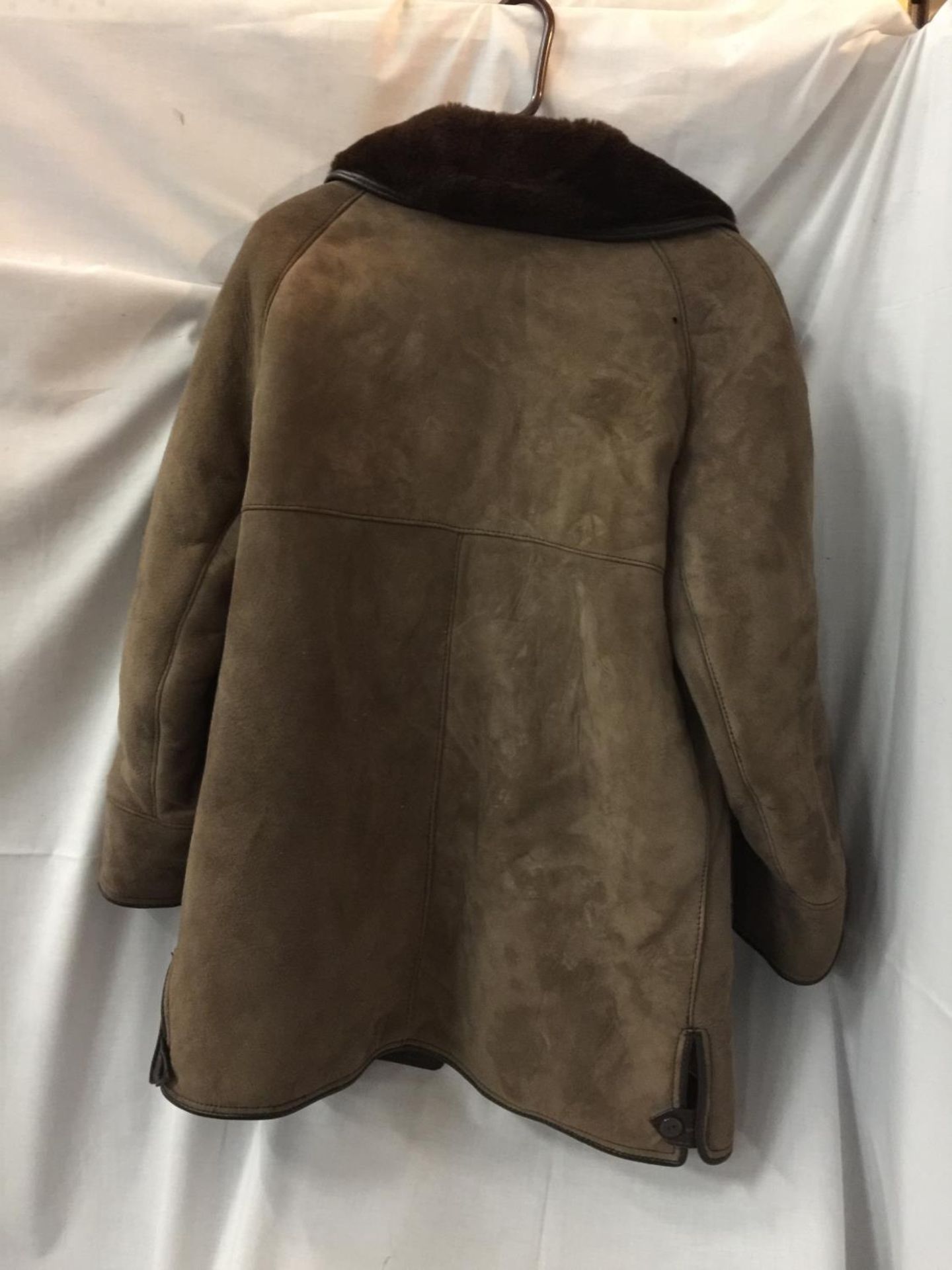 A FUR LINED SUEDE BUTTON FRONT JACKET SIZE 16 - Image 4 of 4