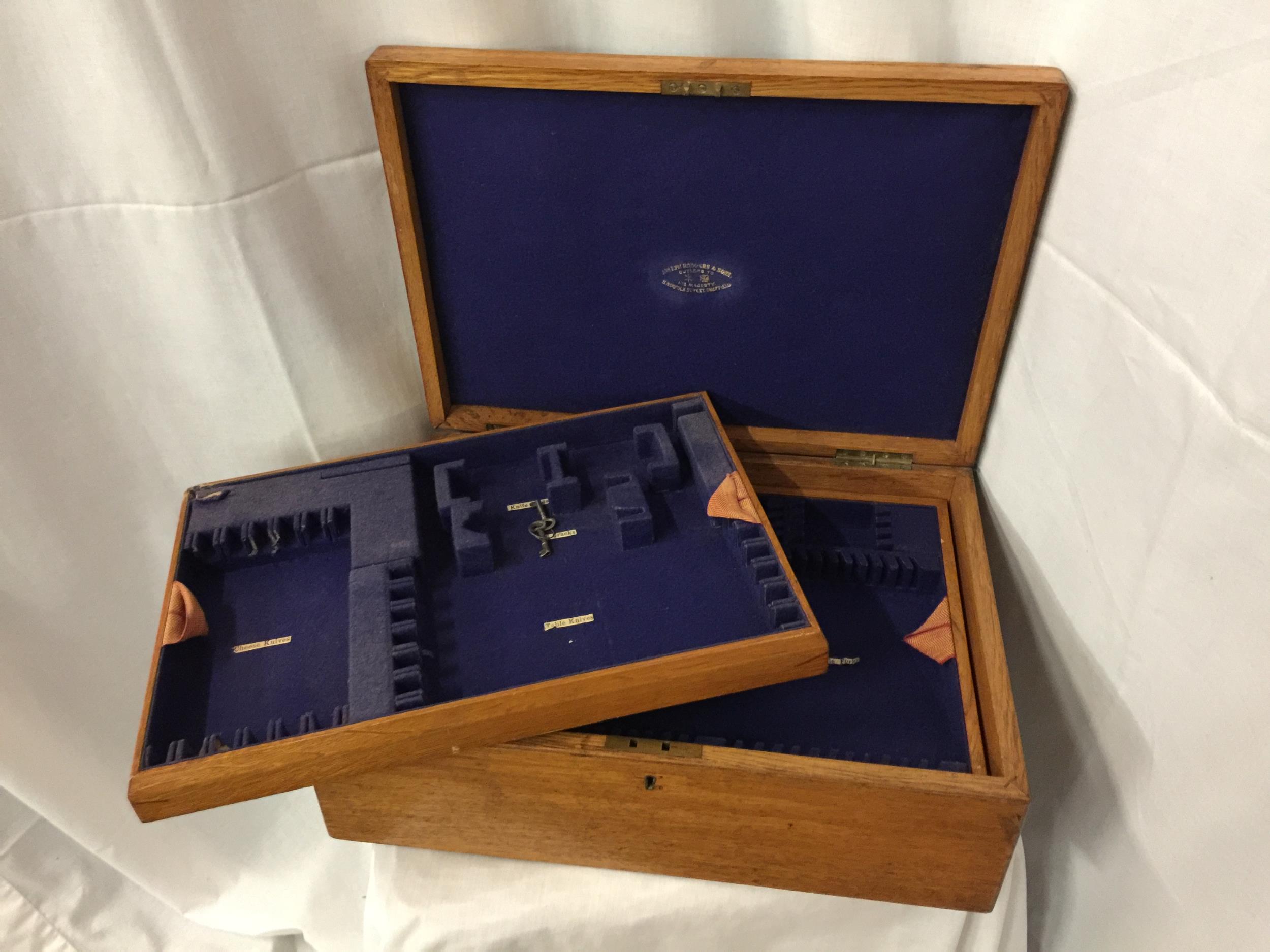 A LARGE THREE LEVEL OAK CANTEEN OF CUTLERY BOX WITH BRASS HANDLES AND TWO KEYS, BRASS PRESENTATION - Image 5 of 8