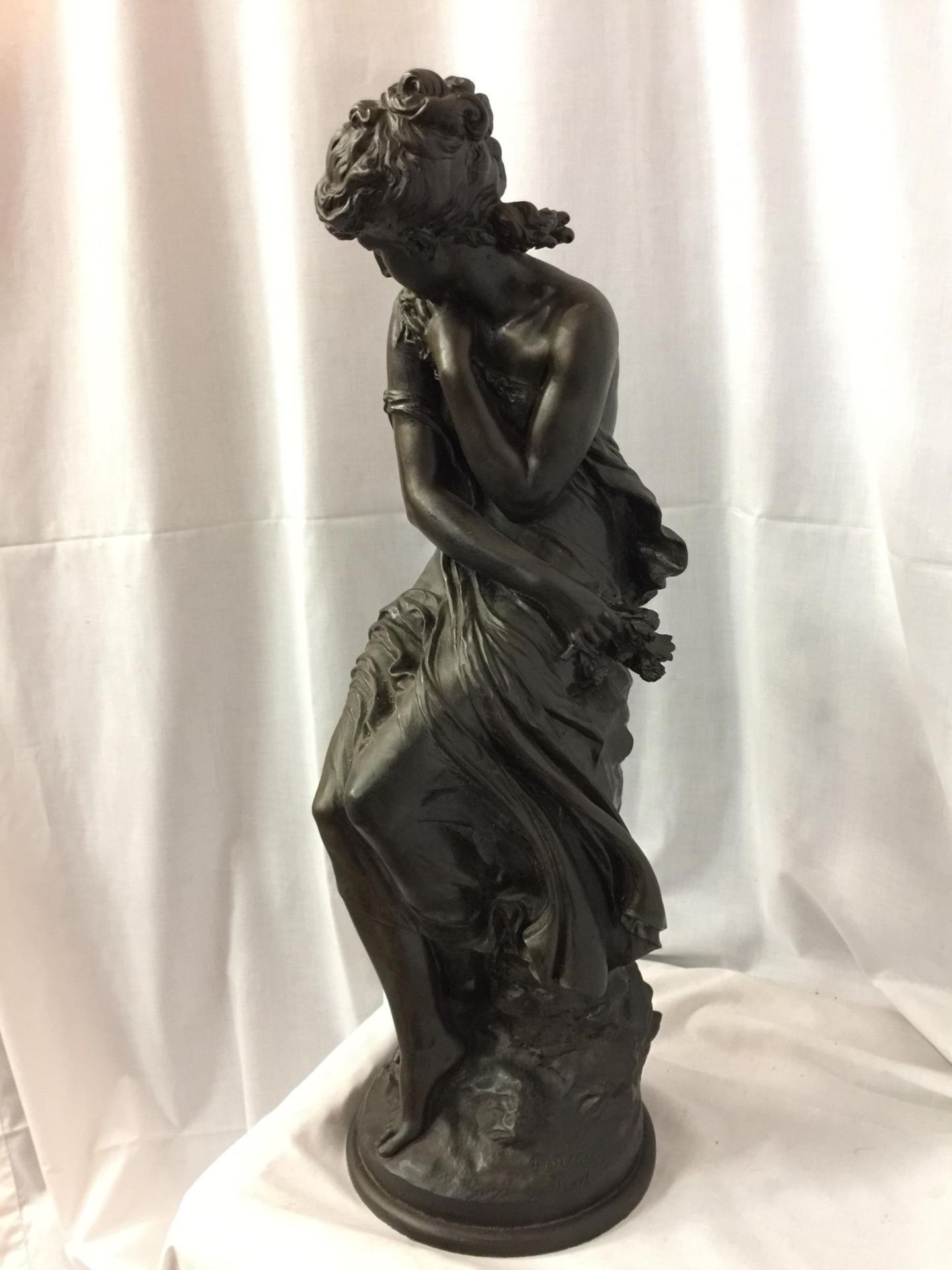 A LARGE RESIN FIGURINE OF A GRECIAN GODDESS 63CM HIGH - Image 2 of 4