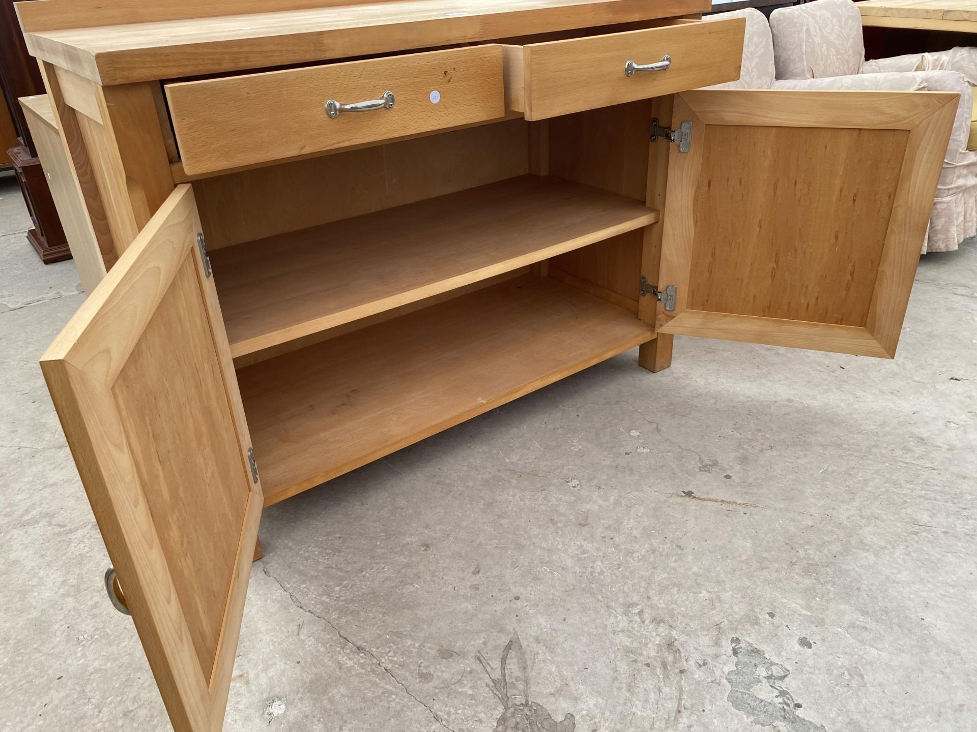 A MODERN SIDEBOARD WITH WOOD-BLOCK EFFECT TOP, 47" WIDE - Image 3 of 4