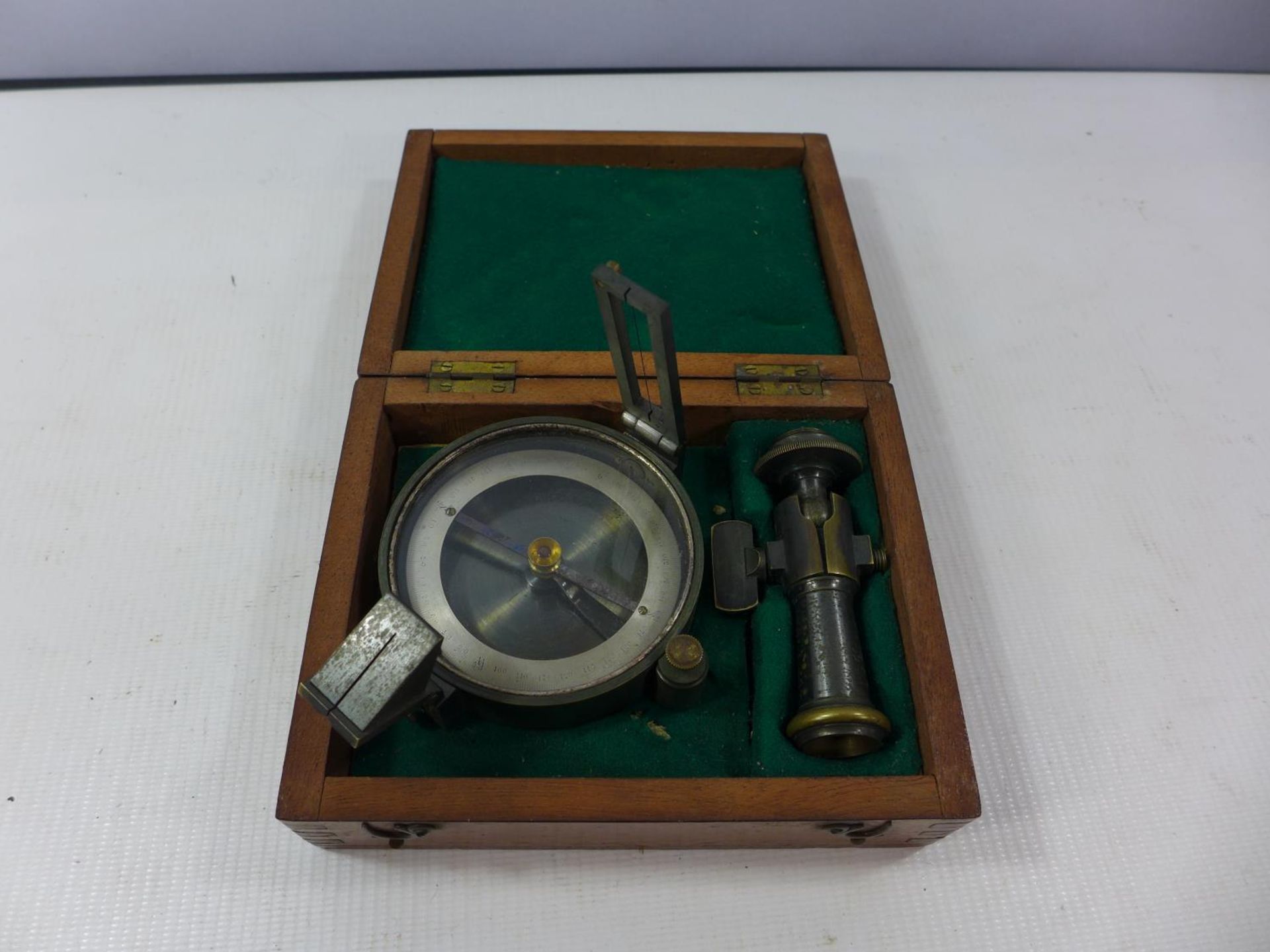 A CASED COMPASS AND STAND ATTACHMENTS, FACE DIAMETER 8CM