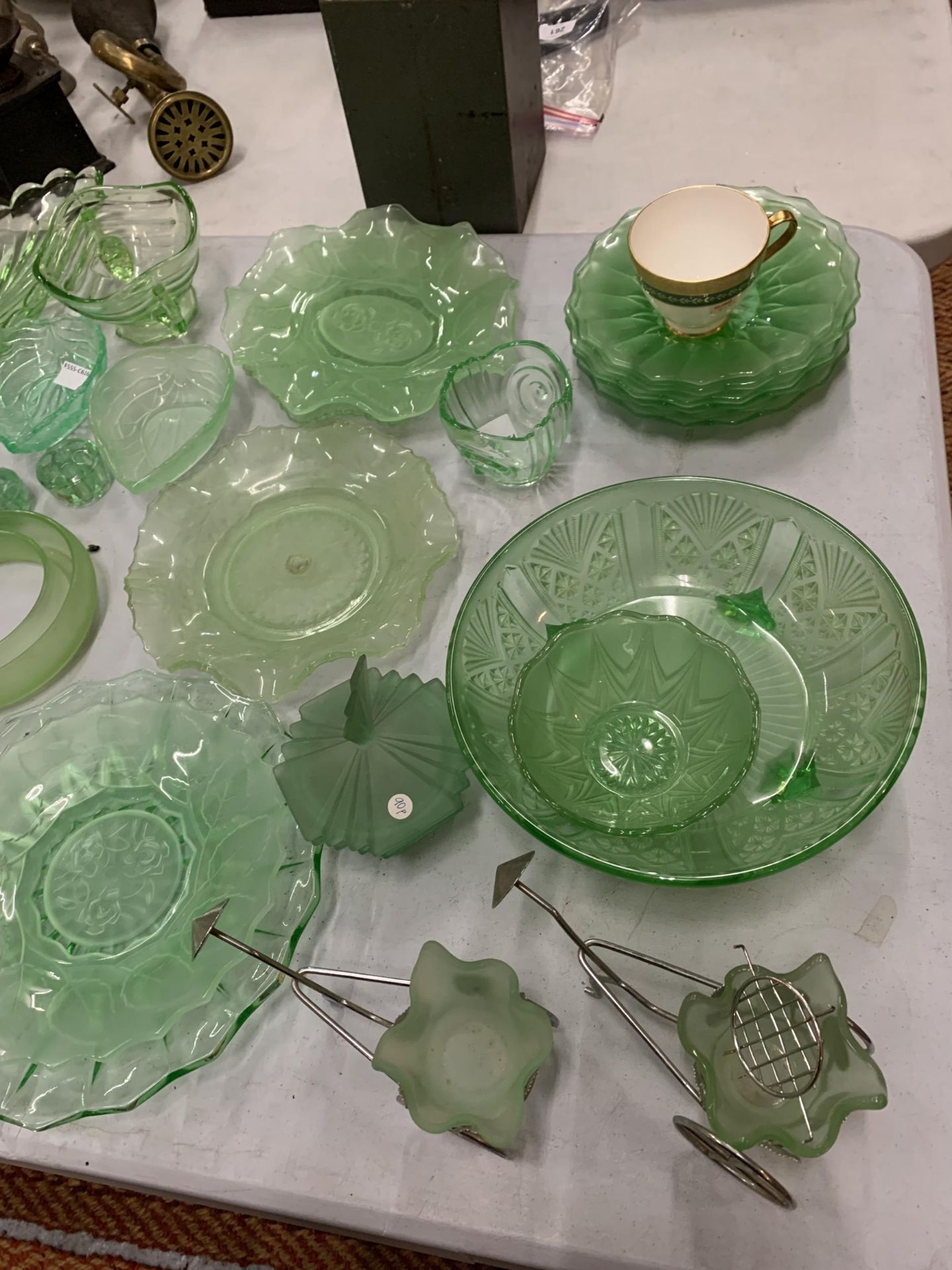 A LARGE AMOUNT OF GREEN GLASSWARE TO INCLUDE LEAF SHAPED BOWLS, PATTERNED PLATES, BOWLS, PLATES, ETC - Image 4 of 4