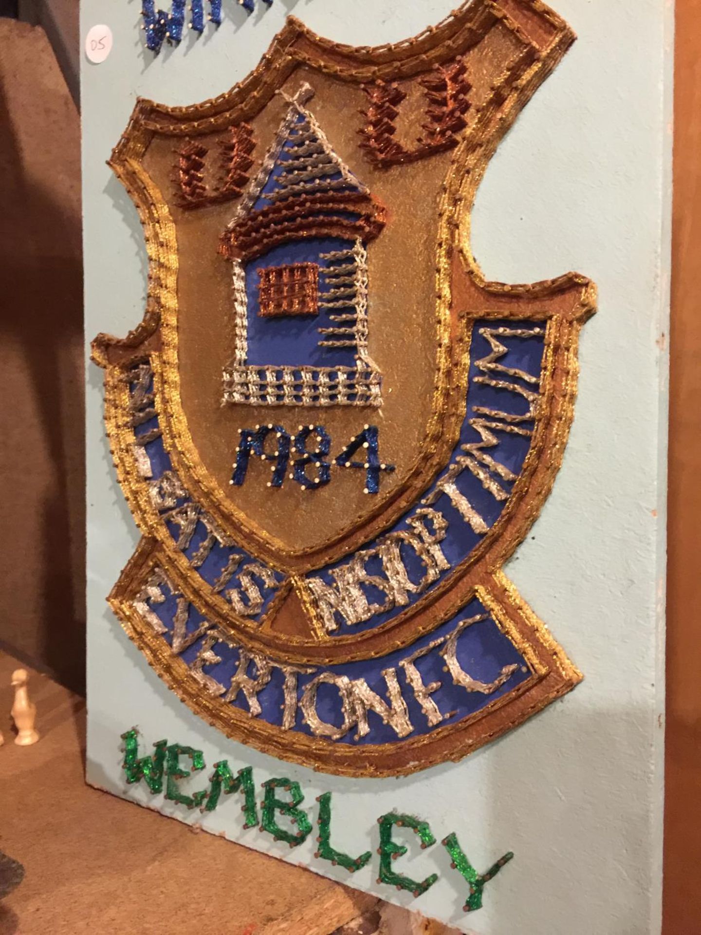 A WOODEN F A CUP WINNERS SHIELD DEPICTING EVERTON FC F A CUP WINNERS 1984 - Image 3 of 3