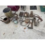 AN ASSORTMENT OF VINTAGE ITEMS TO INCLUDE A BRASS COAL BUCKET, A KETTLE AND TWO BILL HOOKS ETC