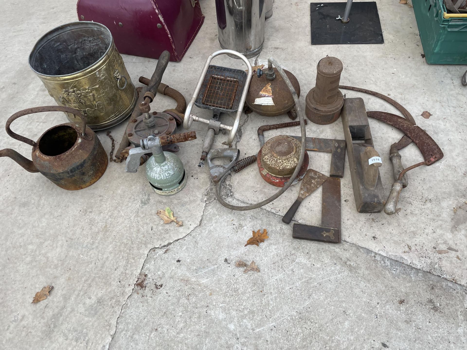 AN ASSORTMENT OF VINTAGE ITEMS TO INCLUDE A BRASS COAL BUCKET, A KETTLE AND TWO BILL HOOKS ETC