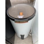 A WHITE CREDA DEBONAIR SPIN DRYER