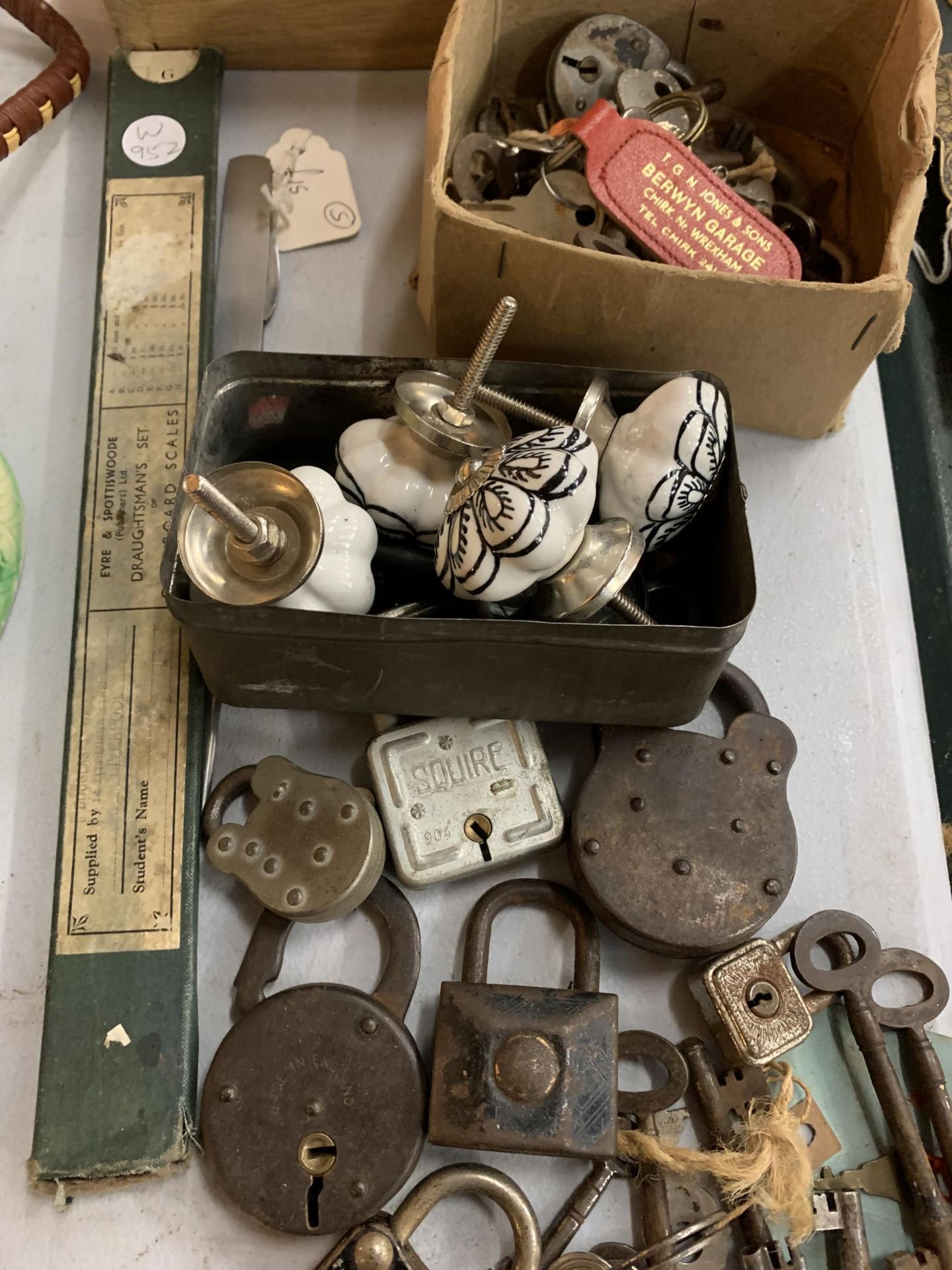 A MIX OF ITEMS TO INCLUDE VINTAGE LOCKS, KEYS, A DRAUGHTSMANS SET OF CARDBOARD SCALES, CERAMIC - Image 2 of 3