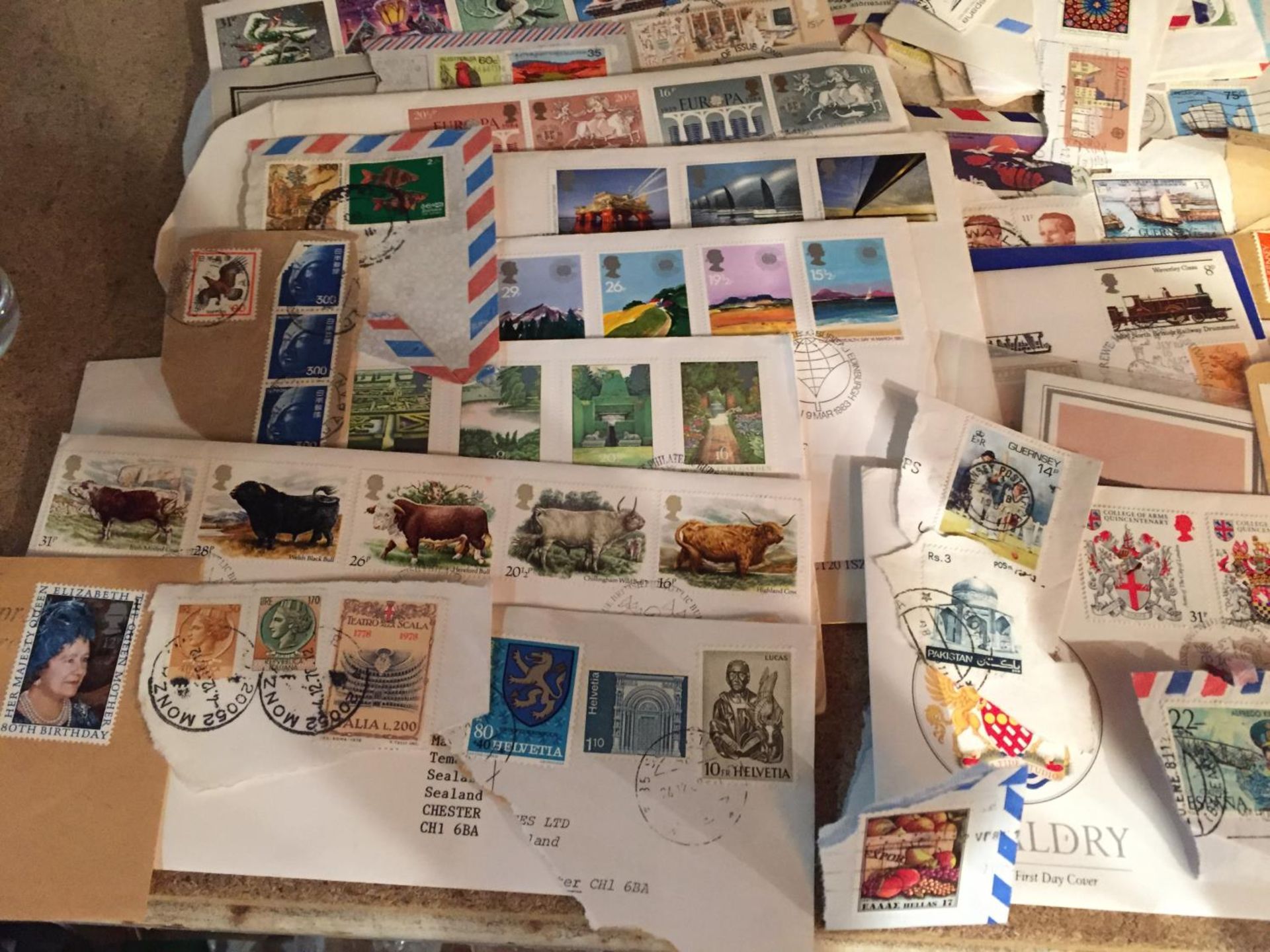 A QUANTITY OF FIRST DAY COVERS AND LOOSE STAMPS - Image 2 of 5