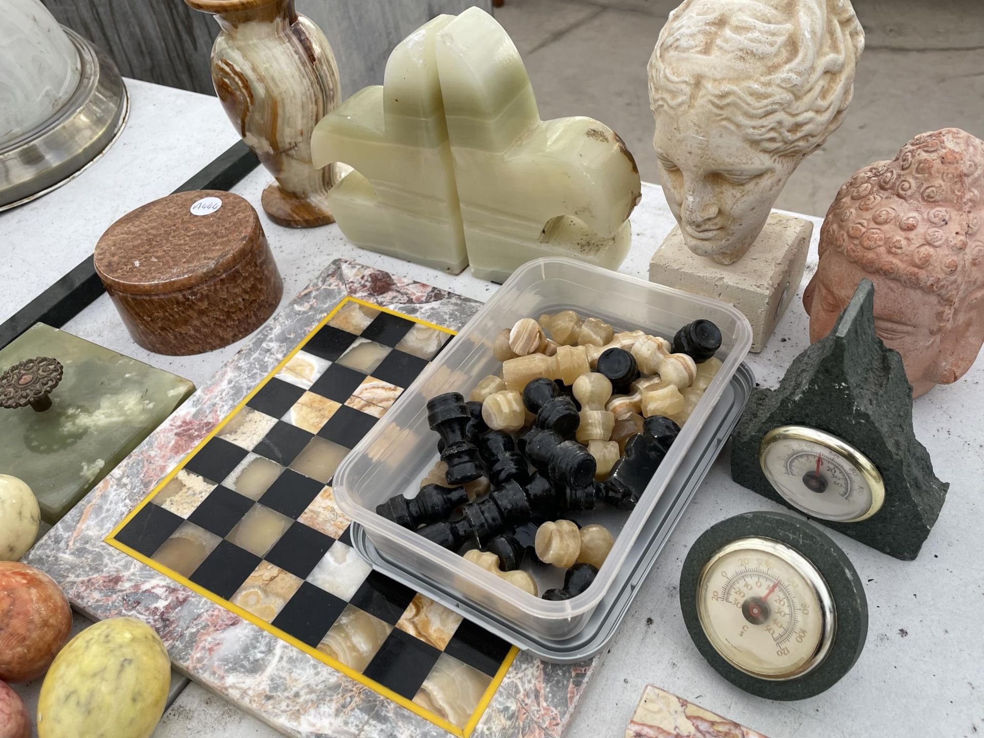 AN ASSORTMENT OF ITEMS TO INCLUDE GEOLOGIC ROCKS, A CHESS SET AND CLOCKS ETC - Image 2 of 3