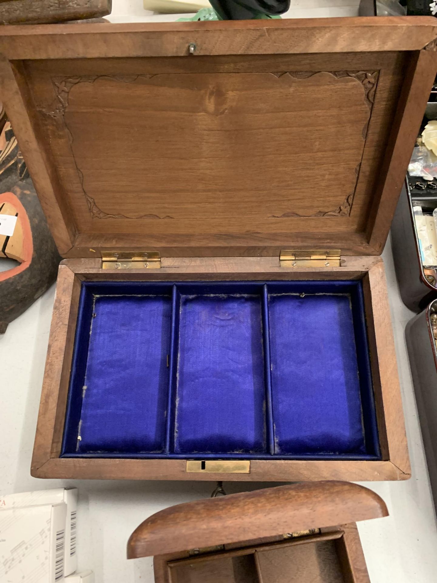 A COLLECTION OF THREE BOXES TO INCLUDE A LARGE CARVED JEWELLERY BOX WITH KEY, TWO SMALLER ONES, A - Image 2 of 5