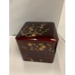 AN ORIENTAL SYLE THREE TIER JEWLLERY BOX OF COSTUME JEWELLERY TO INCLUDE NECKLACES, EARRINGS, RINGS,